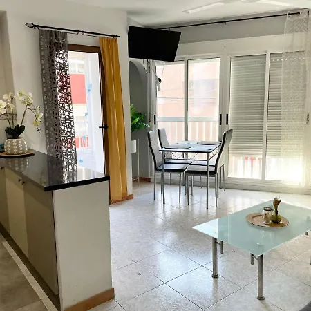 Central 2-bedroom In Τορεβιέχα